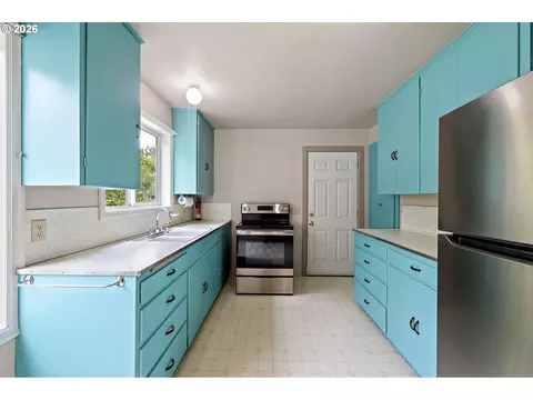 Kitchen - 1746 W 9th Pl, Eugene, OR 97402 photo 2 of 5