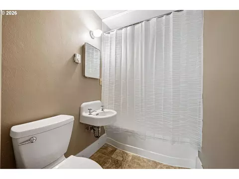 Bath - 1746 W 9th Pl, Eugene, OR 97402 photo 2 of 2