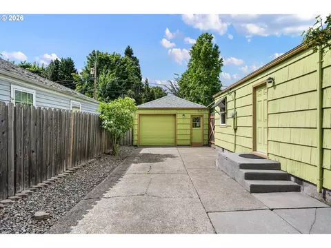 Exterior - 1746 W 9th Pl, Eugene, OR 97402 photo 5 of 8