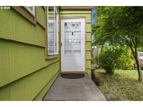 Exterior - 1746 W 9th Pl, Eugene, OR 97402 photo 3 of 8