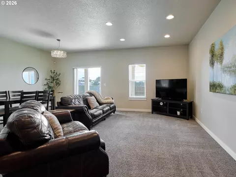 Living - 542 Elm Loop, Gervais, OR 97026 photo 1 of 3