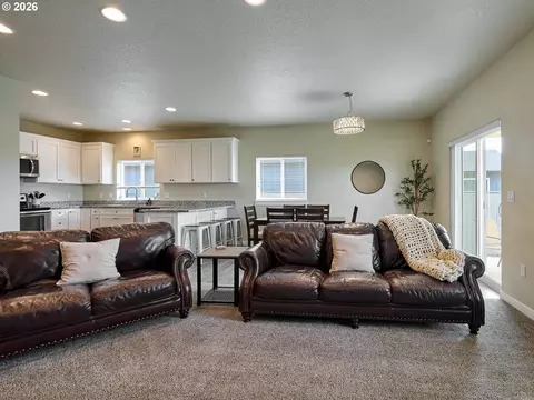 Living - 542 Elm Loop, Gervais, OR 97026 photo 2 of 3