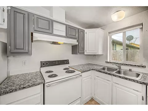 Kitchen - 5510 E St, Springfield, OR 97478 photo 2 of 2
