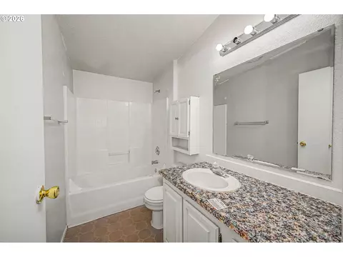 Bath - 5510 E St, Springfield, OR 97478 photo 1 of 1