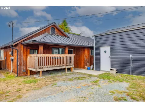 2049 Roseburg Rd, Myrtle Point, OR 97458
