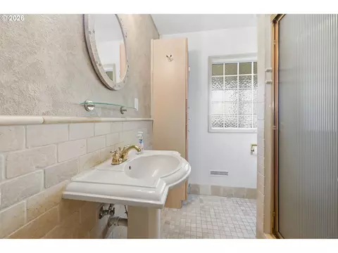 Bath - 1590 Corum Ave, Eugene, OR 97401 photo 1 of 2