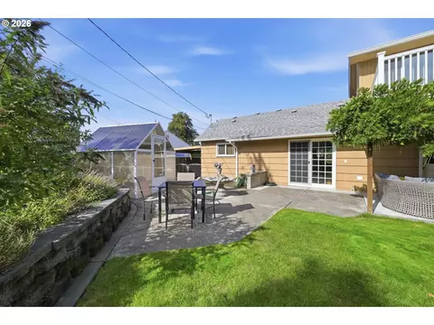 Exterior - 1590 Corum Ave, Eugene, OR 97401 photo 12 of 15
