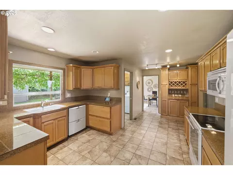 Kitchen - 1590 Corum Ave, Eugene, OR 97401 photo 1 of 4