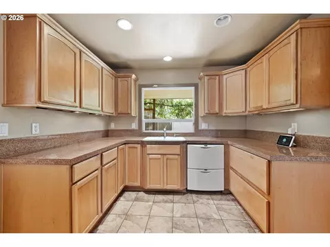 Kitchen - 1590 Corum Ave, Eugene, OR 97401 photo 2 of 4