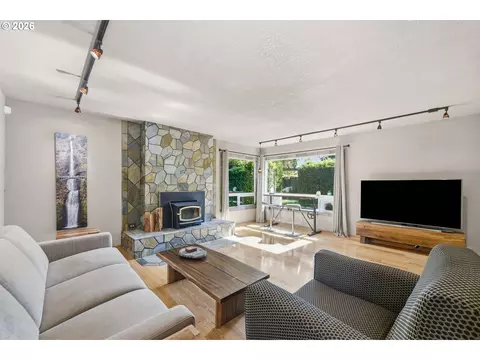 Living - 1590 Corum Ave, Eugene, OR 97401 photo 3 of 5