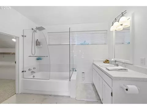 Bath - 1590 Corum Ave, Eugene, OR 97401 photo 2 of 2