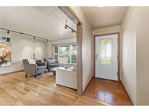 Entry Way - 1590 Corum Ave, Eugene, OR 97401 photo 1 of 2