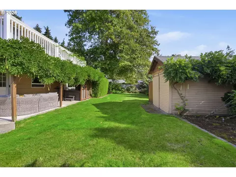 Exterior - 1590 Corum Ave, Eugene, OR 97401 photo 8 of 15