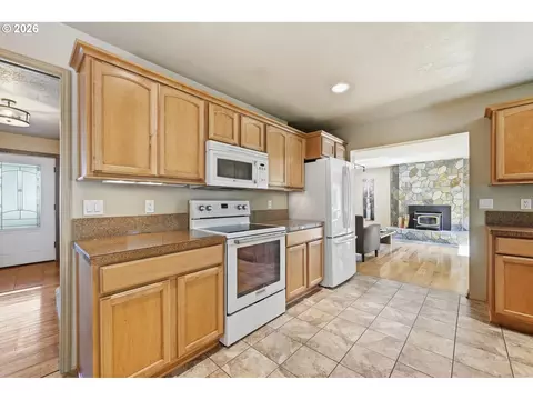 Kitchen - 1590 Corum Ave, Eugene, OR 97401 photo 4 of 4