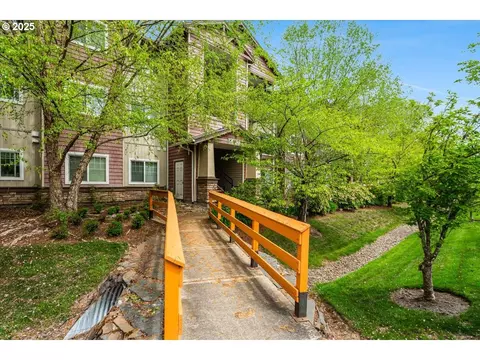 10664 NE Holly St #206, Hillsboro, OR 97006