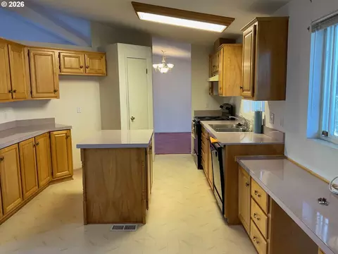 Kitchen - 1949 SE Palmquist Rd #41, Gresham, OR 97080 photo 10 of 11