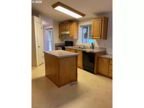 Kitchen - 1949 SE Palmquist Rd #41, Gresham, OR 97080 photo 6 of 11