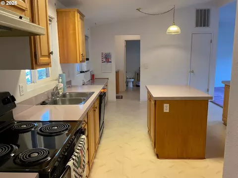 Kitchen - 1949 SE Palmquist Rd #41, Gresham, OR 97080 photo 2 of 11