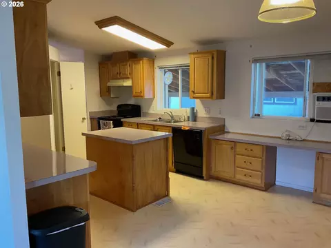 Kitchen - 1949 SE Palmquist Rd #41, Gresham, OR 97080 photo 4 of 11