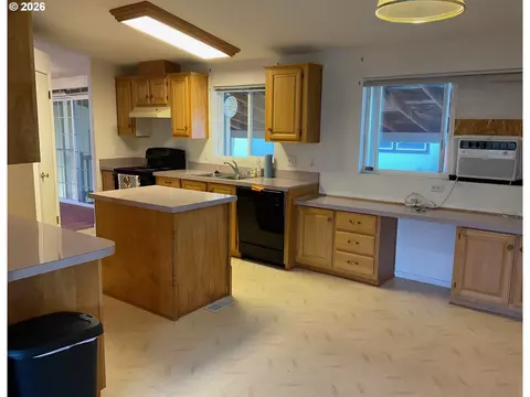 Kitchen - 1949 SE Palmquist Rd #41, Gresham, OR 97080 photo 9 of 11