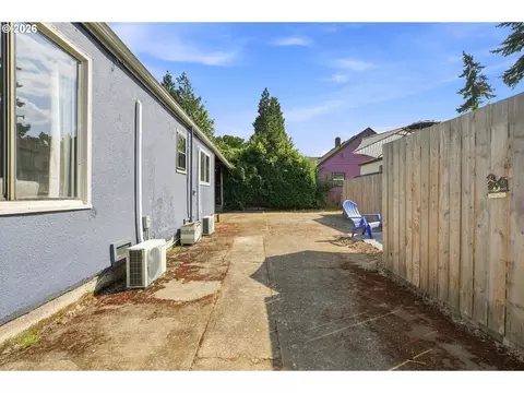 Exterior - 1572 W Broadway, Eugene, OR 97402 photo 4 of 6