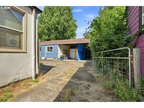 Exterior - 1572 W Broadway, Eugene, OR 97402 photo 5 of 6