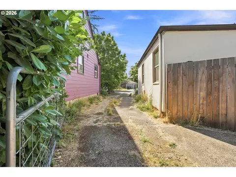 Exterior - 1572 W Broadway, Eugene, OR 97402 photo 6 of 6