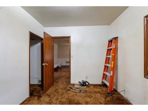 Bedroom - 1378 B St, Springfield, OR 97477 photo 2 of 6