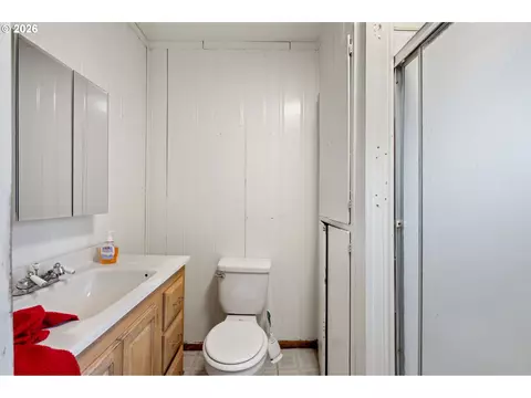 Bath - 1378 B St, Springfield, OR 97477 photo 2 of 2