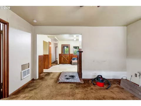 Living - 1378 B St, Springfield, OR 97477 photo 1 of 2