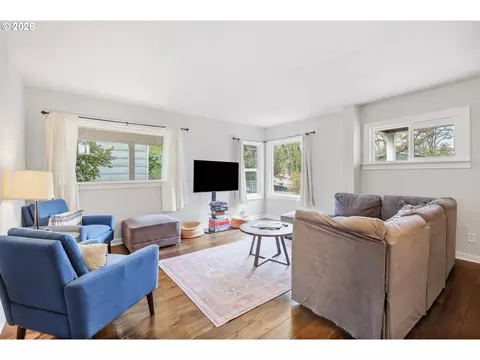 Living - 2683 Alder St, Eugene, OR 97405 photo 2 of 2