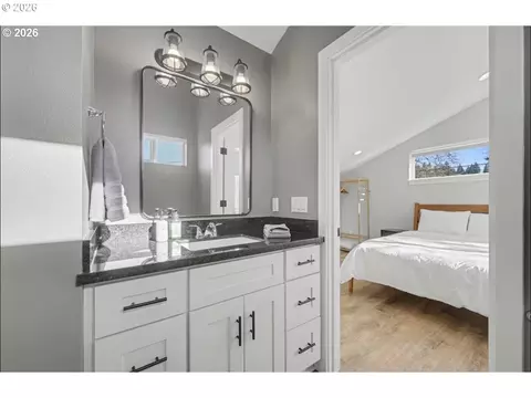 Bath - 2683 Alder St, Eugene, OR 97405 photo 4 of 4