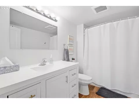 Bath - 2683 Alder St, Eugene, OR 97405 photo 1 of 4