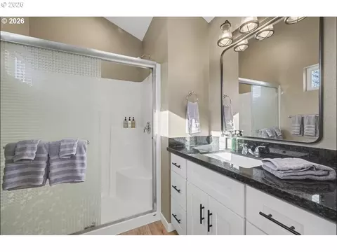 Bath - 2683 Alder St, Eugene, OR 97405 photo 3 of 4
