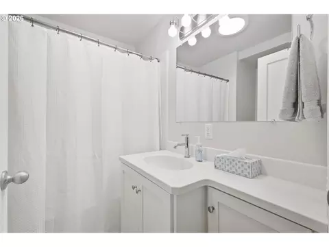 Bath - 2683 Alder St, Eugene, OR 97405 photo 2 of 4