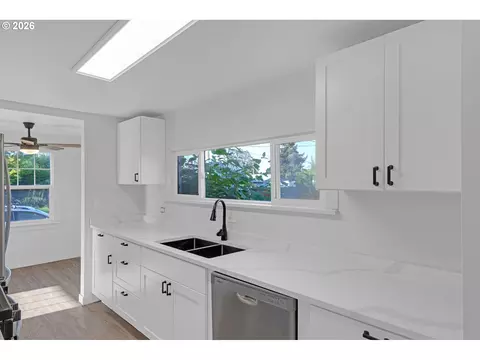 2010 E 1st Ave, Albany, OR 97321 photo 6