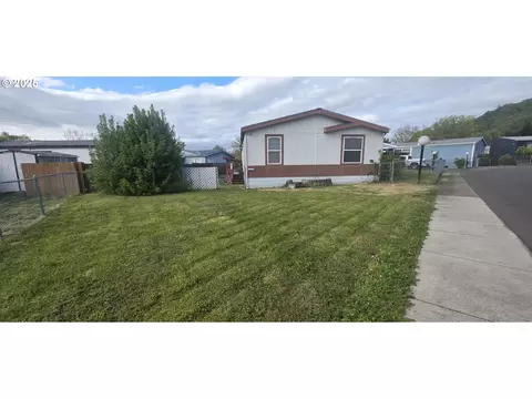 166 Olivia Ln, Roseburg, OR 97470