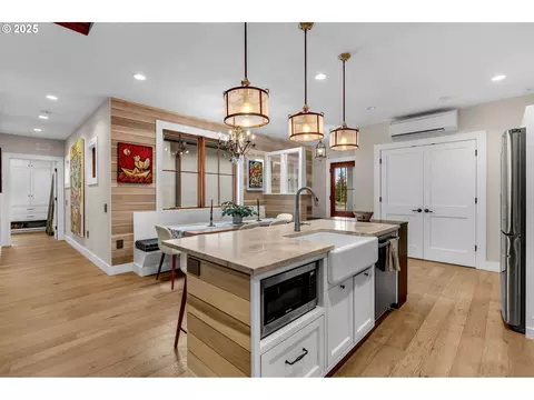 Kitchen - 922 SW Spelling Pl, Cascade Locks, OR 97014 photo 7 of 10