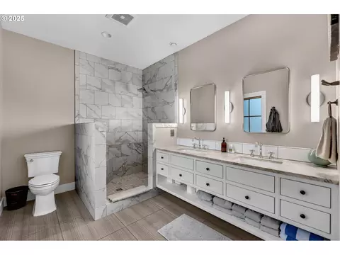 Bath - 922 SW Spelling Pl, Cascade Locks, OR 97014 photo 1 of 2