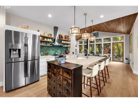 Kitchen - 922 SW Spelling Pl, Cascade Locks, OR 97014 photo 2 of 10