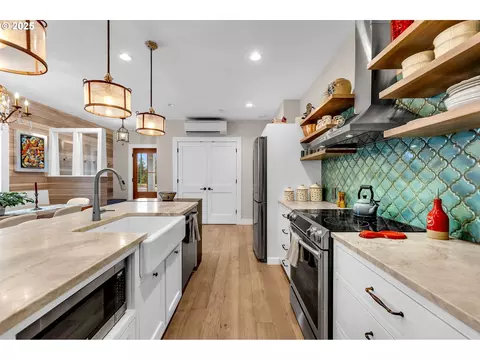 Kitchen - 922 SW Spelling Pl, Cascade Locks, OR 97014 photo 8 of 10