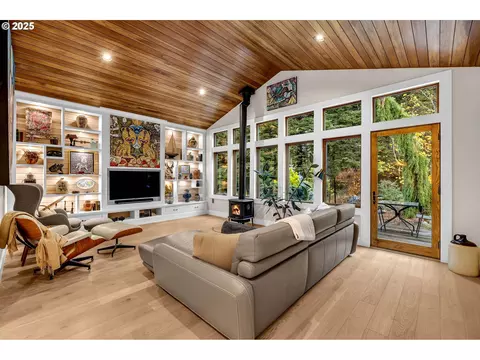 Living - 922 SW Spelling Pl, Cascade Locks, OR 97014 photo 1 of 5