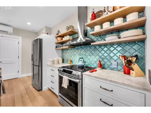 Kitchen - 922 SW Spelling Pl, Cascade Locks, OR 97014 photo 3 of 10