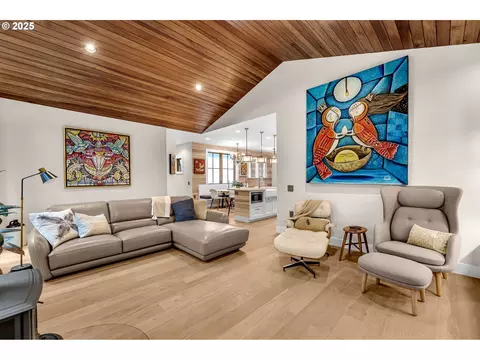 Living - 922 SW Spelling Pl, Cascade Locks, OR 97014 photo 5 of 5
