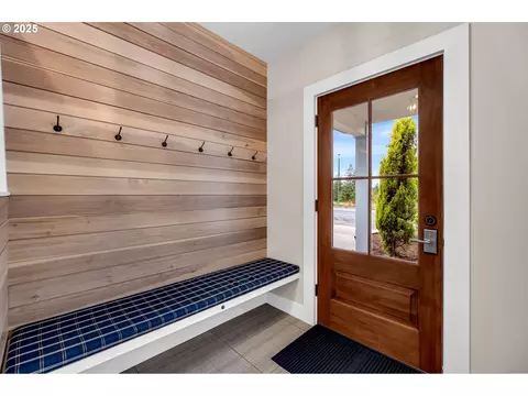Entry Way - 922 SW Spelling Pl, Cascade Locks, OR 97014 photo 3 of 3