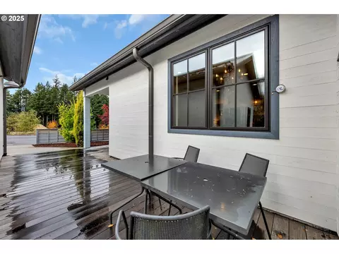 Exterior - 922 SW Spelling Pl, Cascade Locks, OR 97014 photo 5 of 10