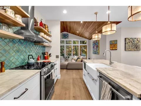 Kitchen - 922 SW Spelling Pl, Cascade Locks, OR 97014 photo 6 of 10