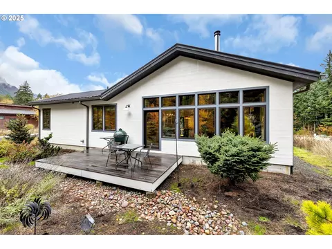 Exterior - 922 SW Spelling Pl, Cascade Locks, OR 97014 photo 6 of 10
