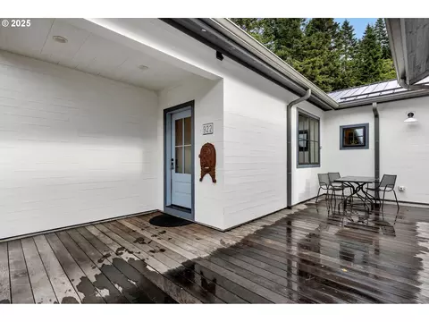 Exterior - 922 SW Spelling Pl, Cascade Locks, OR 97014 photo 4 of 10