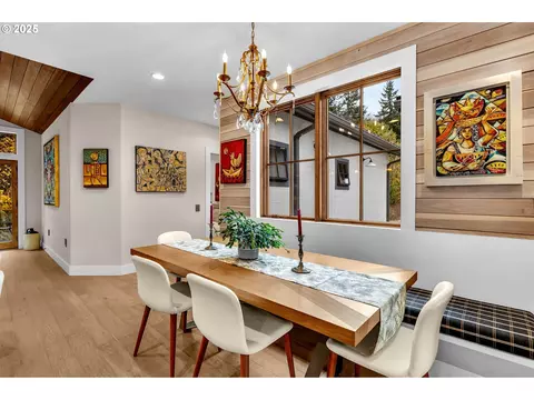 Dining - 922 SW Spelling Pl, Cascade Locks, OR 97014 photo 1 of 2